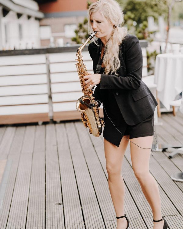 Anne La Sastra Buchen Sie eine Saxophonistin für Ihr Event