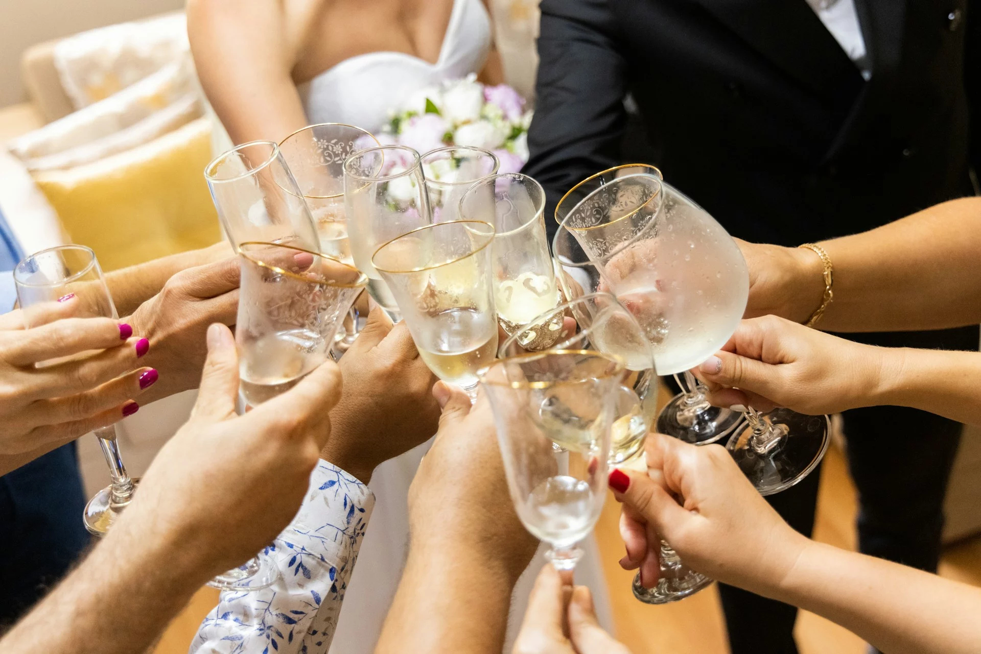 Beitragsbild von: "Getränke berechnen für Party, Hochzeit & Firmenfeier: So kalkulierst du richtig"