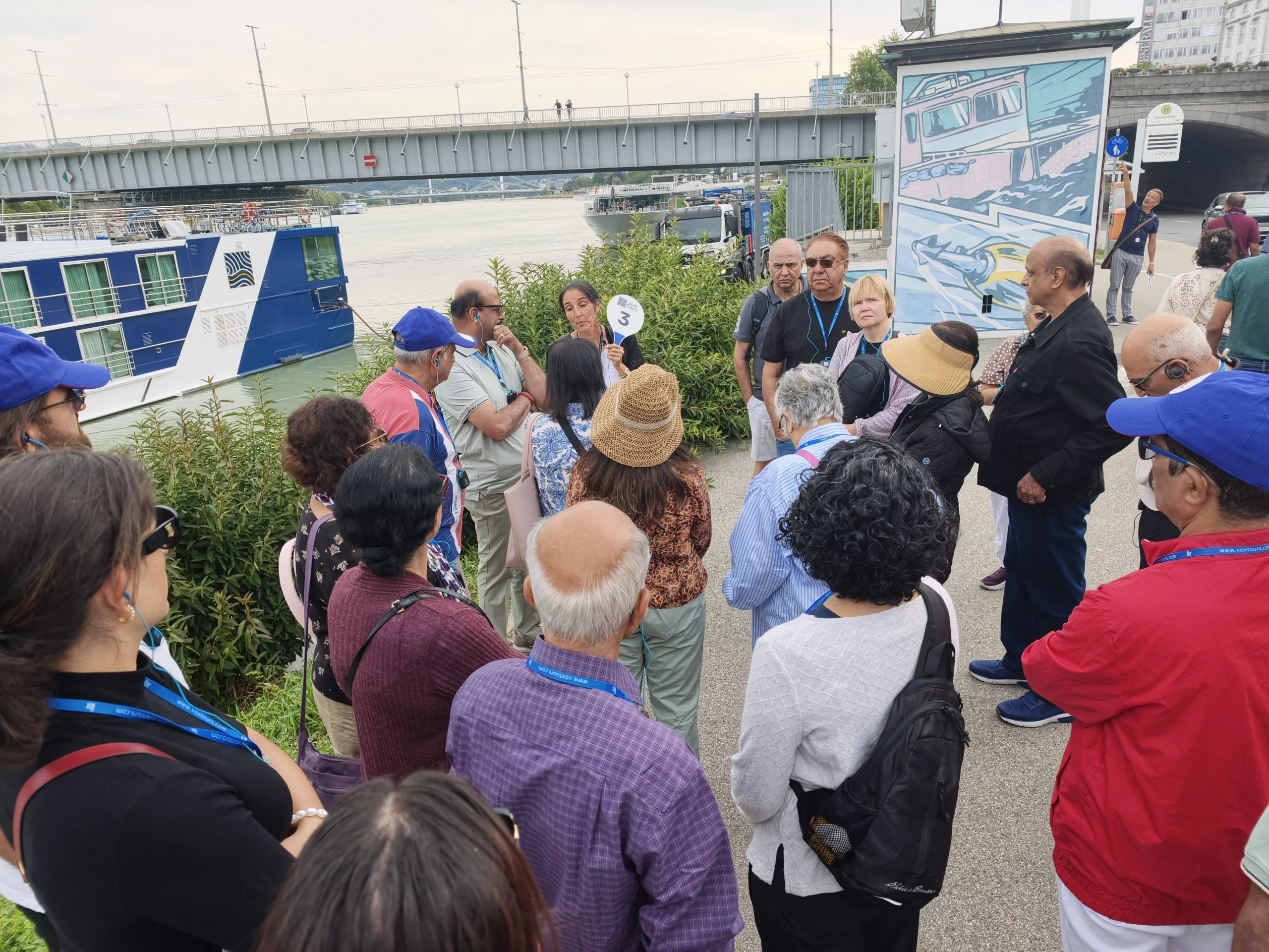 Reisegruppe der Donau Flusskreuzfahrt versammelt sich mit Reiseleitung zum Ausflug nach Wien vor der MS Lady Cristina