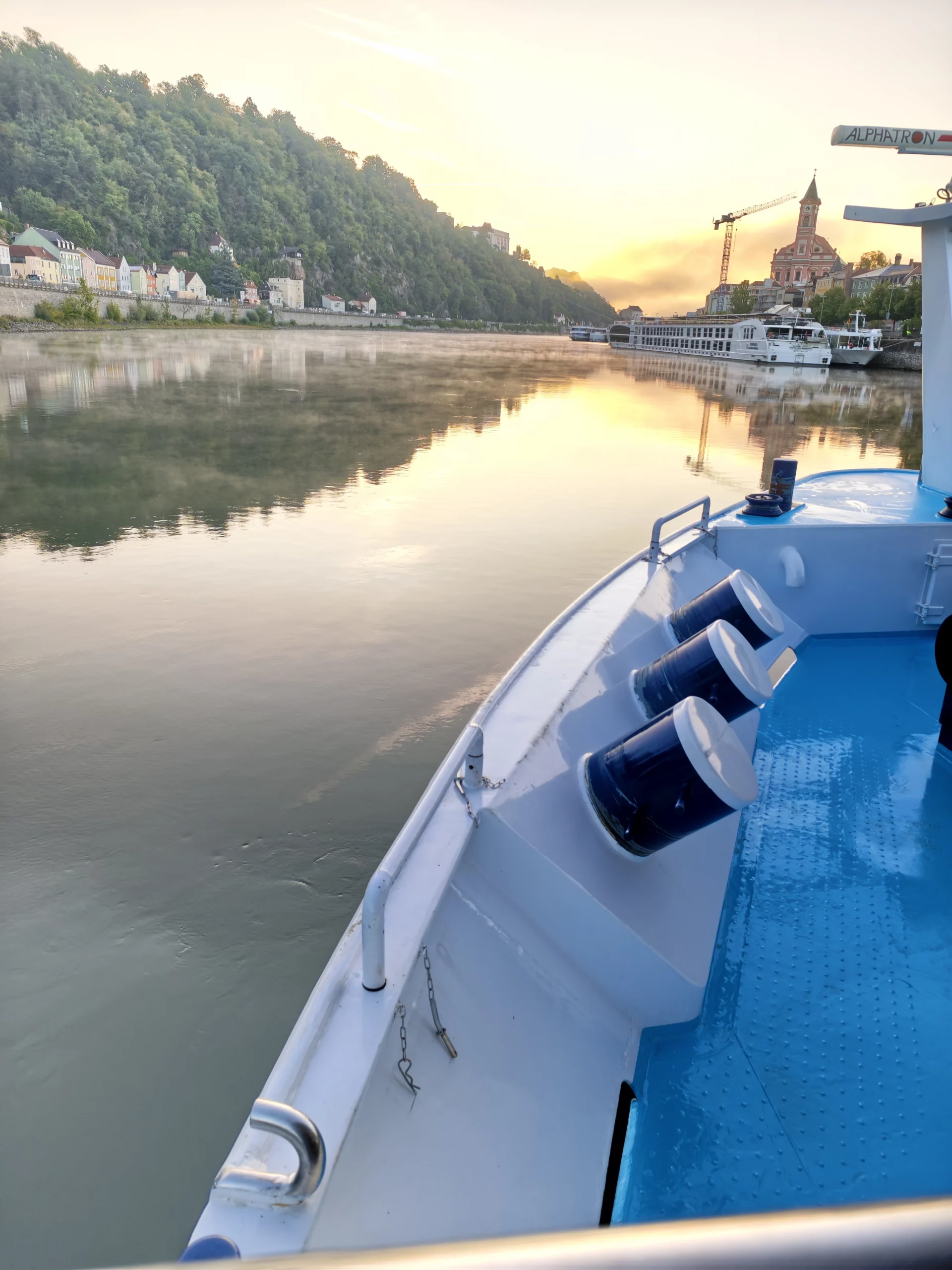 Morgendlicher Blick vom Schiffsdeck über die Donau bei Passau während der Flusskreuzfahrt